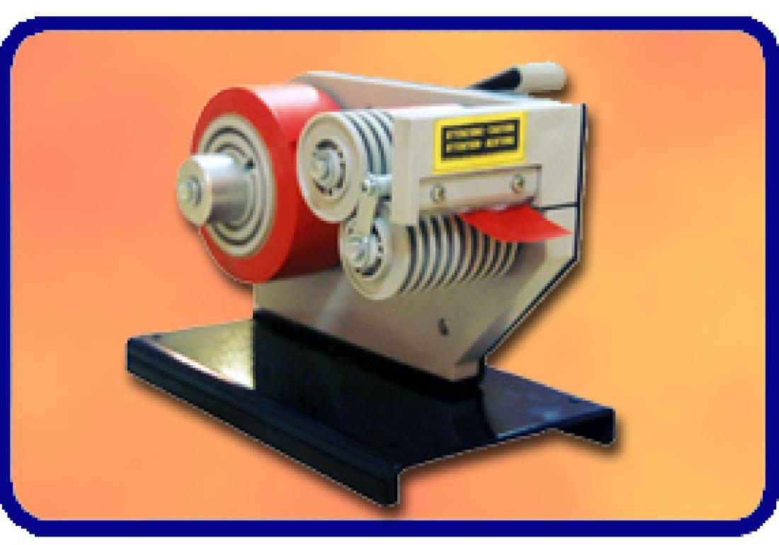 Tape unwinder with adjustable length for wide rolls of tape